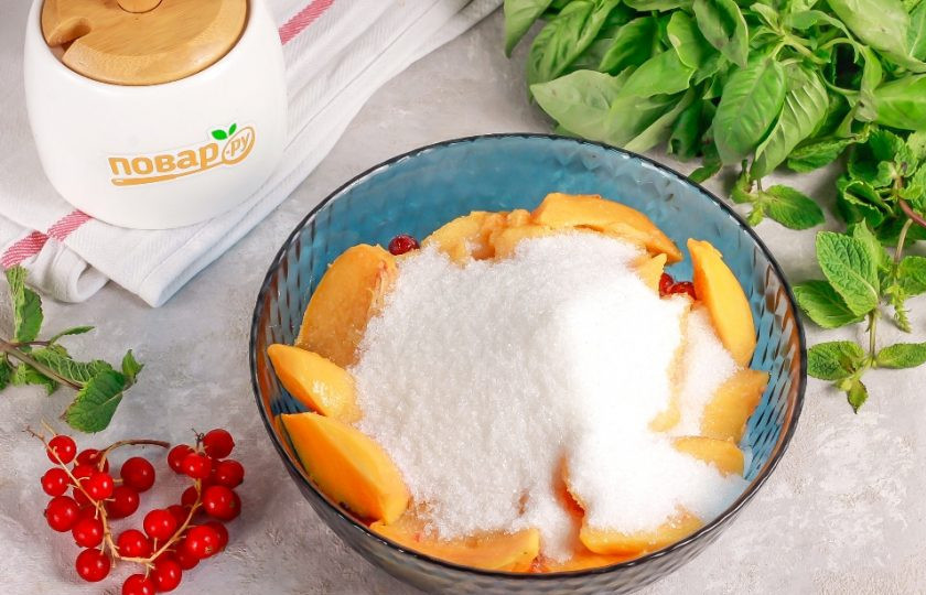 1. Этап. Варенье из красной смородины и персиков: Всыпьте сахарный песок, перемешайте и оставьте на 20-30 минут, чтобы нарезка и ягоды выделили сок.