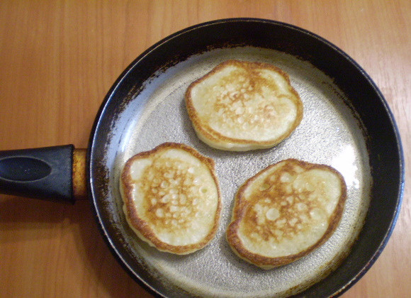 1. Этап. Дрожжевые оладьи на кефире: Жарьте с двух сторон до красивого золотистого цвета.