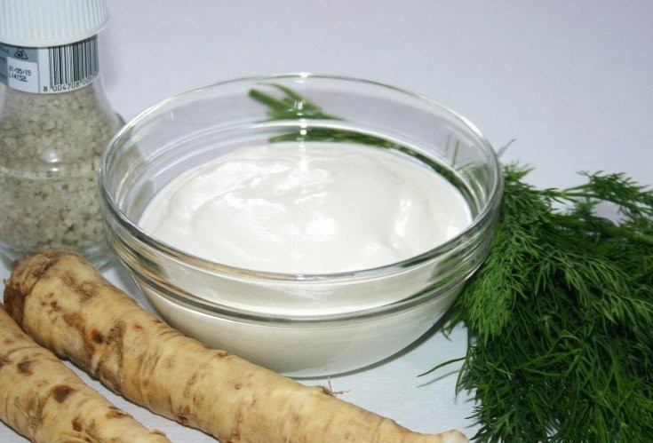 1. Этап. Хрен со сметаной: 1. Такой соус на основе хрена готовится с добавлением сметаны и укропа. Сметану лучше брать 15%, чтобы соус не был слишком густым.