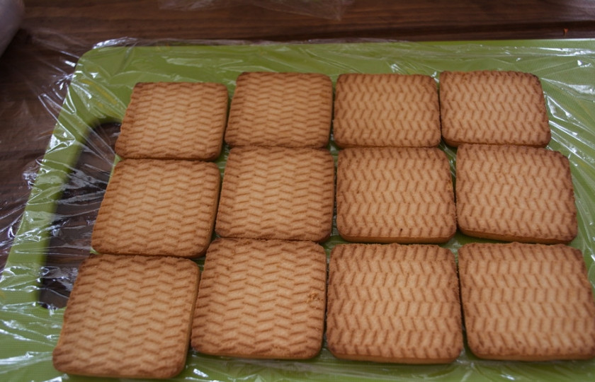 1. Этап. Домик из печенья: Выложите печенье в три ряда.