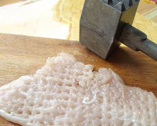 1. Этап. Куриные отбивные в кляре: Слегка, поскольку куриное мясо очень нежное, отбить молотком с двух сторон.