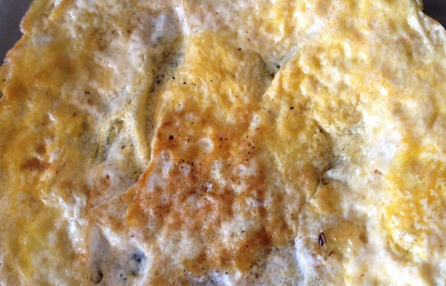 1. Этап. Жареные конвертики из лаваша: Яйца вбейте в глубокую тарелку, взбейте их с солью. На растительном масле поджарьте омлет.