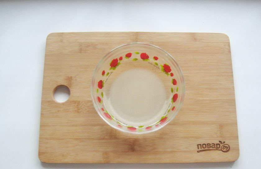 1. Этап. Настойка из калины: В мисочку насыпьте сахар и залейте горячей водой. Перемешайте до полного растворения сахара. Можно добавить щепотку лимонной кислоты и корицу.