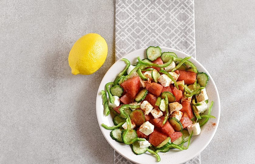 1. Этап. Салат из арбуза: Добавьте кубики брынзы и посыпьте паприкой.