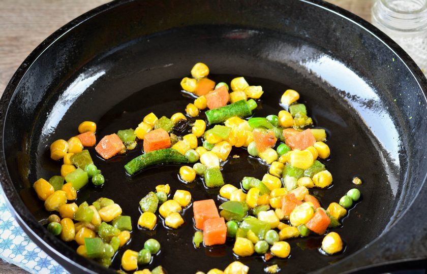 1. Этап. Диетический ризотто: Смажьте сковороду маслом, обжарьте овощную смесь в течение 3-4 минут на небольшом огне.