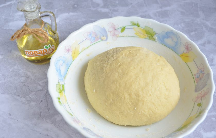 1. Этап. Золотые булочки: 5. Замесите тесто вручную или с помощью тестомеса с насадкой 