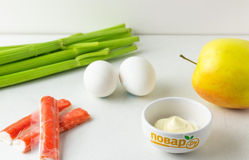 1. Этап. Крабовый салат с сельдереем: Подготовьте все необходимые ингредиенты. Яйца заранее отварите и остудите. Сельдерей и яблоко хорошо помойте.