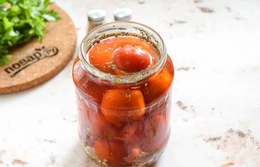 1. Этап. Пьяные помидоры: Залейте маринад в банки.