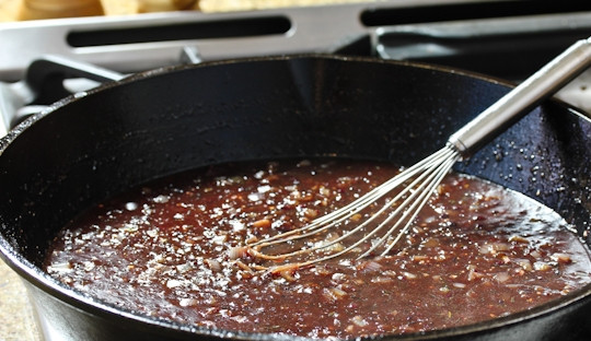 1. Этап. Запеченные утиные грудки: 5. На сковороду тем временем выложите измельченный кубиками лук, обжарьте немного. Добавьте муку, постоянно помешивая, чтобы не образовались комочки. Выложите ежевичный джем, постепенно вливайте бульон. Не забудьте добавить соль по вкусу и при желании — перец. Уварите соус на среднем огне до нужной консистенции.