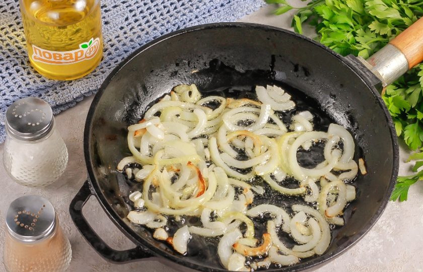 1. Этап. Жареные грибы: Обязательно помешивайте обжаренный лук, чтобы он не подгорел. Как только нарезка лука подрумянится — можно добавлять грибную нарезку.