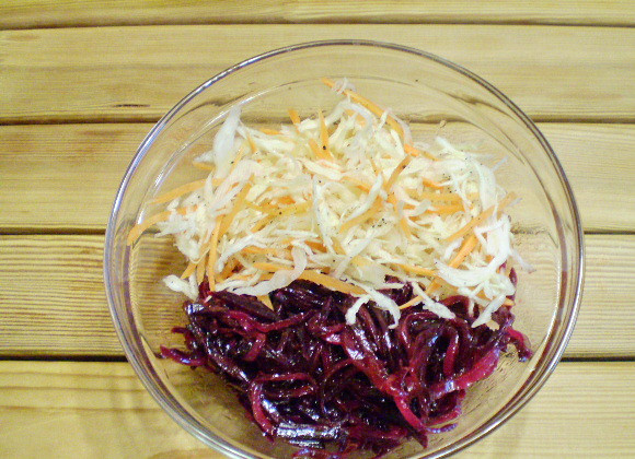 1. Этап. Салат Цветной: 6. Соединяем овощи в салатнике. Перемешиваем. Больше масла добавлять не нужно.