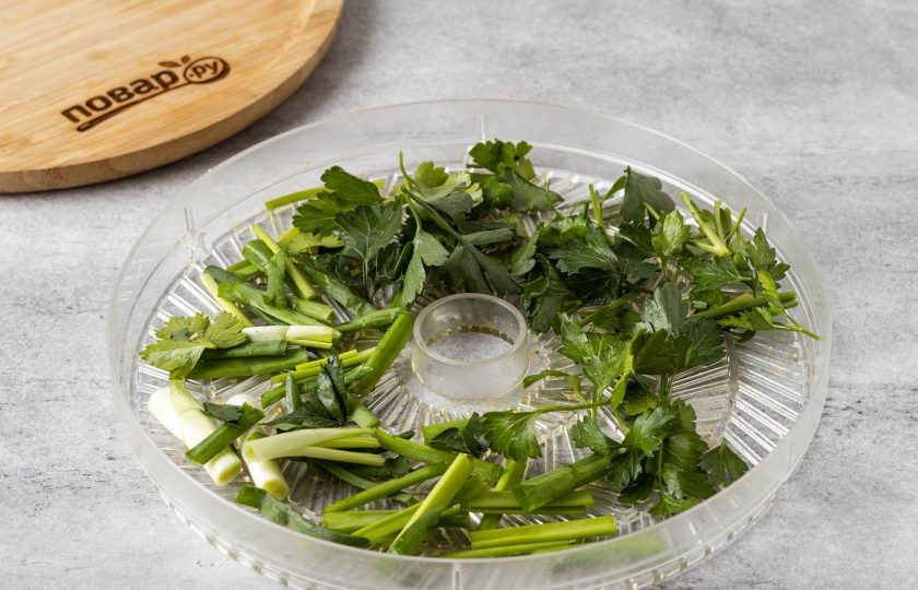 1. Этап. Сухой овощной бульон: Зелень помойте, крупно нарежьте и выложите на отдельную решетку сушилки.