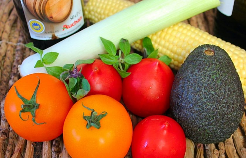 1. Этап. Салат из помидоров с авокадо, кукурузой и луком-пореем: Подготовим ингредиенты.