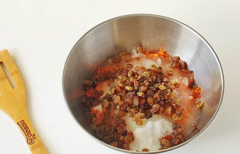 1. Этап. Постное печенье с изюмом: Добавьте промытый и обсушенный изюм.