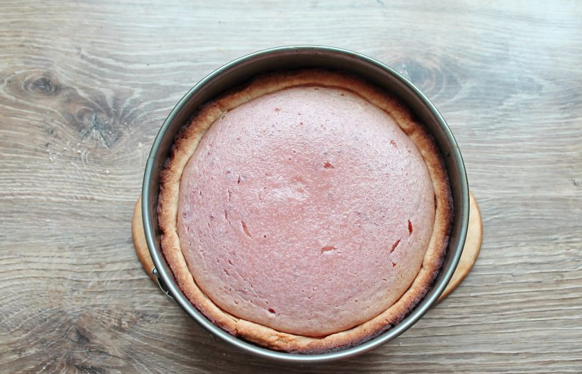 1. Этап. Цветаевский пирог с джемом: Поставьте форму обратно в духовой шкаф и выпекайте пирог еще в течение 25 минут. Готовый пирог полностью остудите.