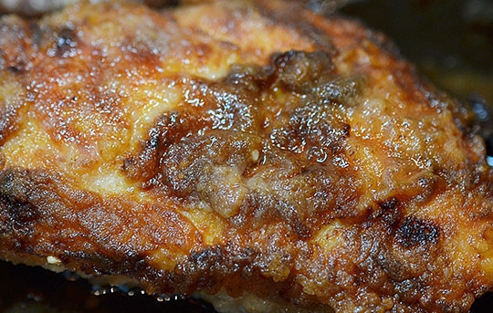 1. Этап. Огуречный сэндвич от повара: Куриную грудку посолите и обжарьте до золотистого состояния.