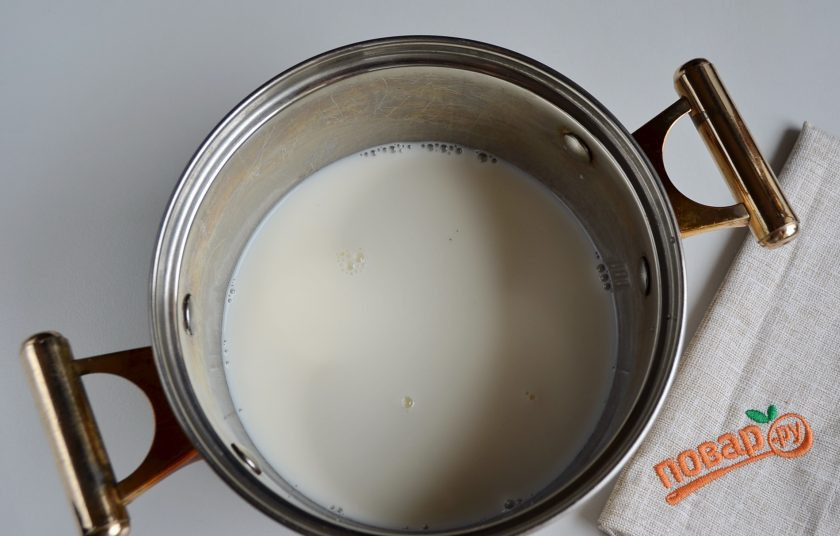 1. Этап. Торт Карпатка с заварным кремом: Пока первый корж в духовке, можно сделать крем. Влейте в кастрюлю 2 стакана молока, доведите до кипения, всыпьте сахар и ванильный сахар. Перемешайте и снова доведите до кипения.