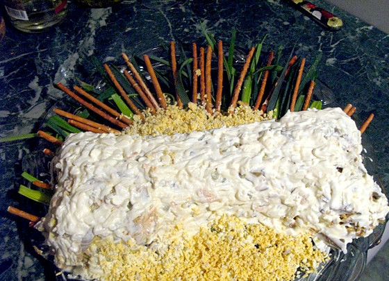 1. Этап. Салат Тигр: Смажьте майонезом 