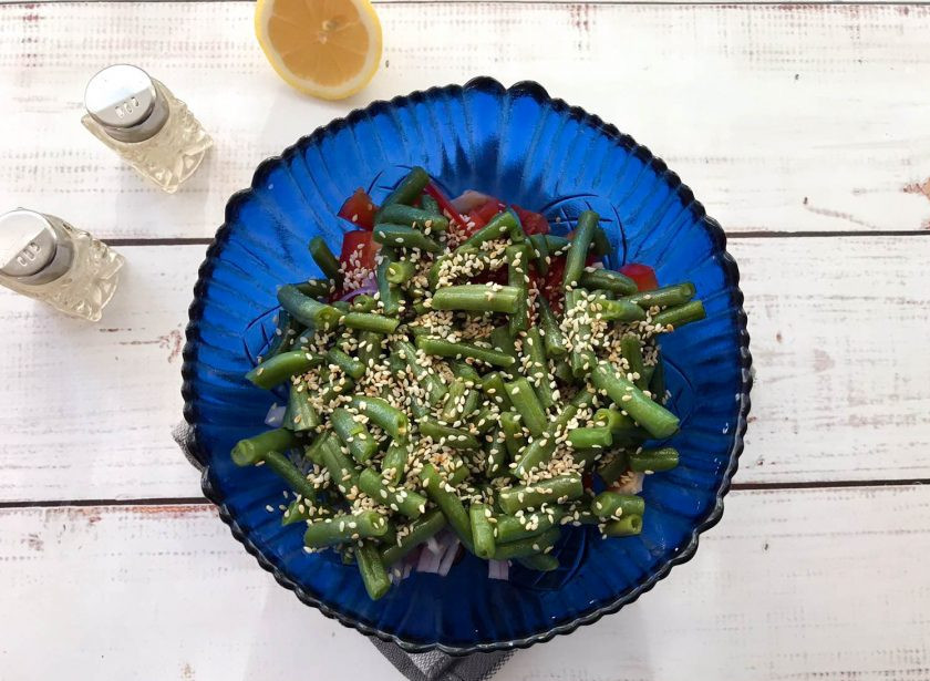 1. Этап. Салат с мидиями и стручковой фасолью: Заправьте салат оливковым маслом, добавьте щепотку соли, кунжут и хорошо перемешайте.