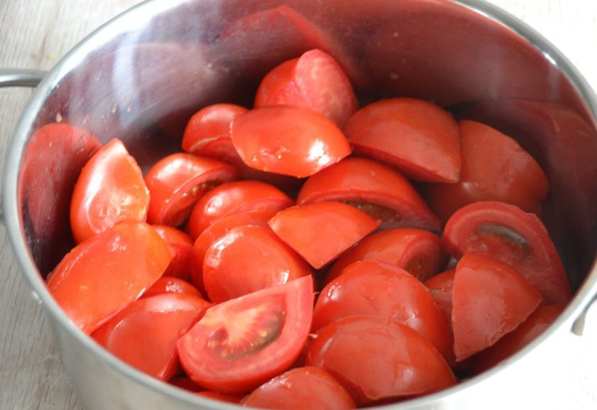 1. Этап. Итальянский салат с креветками: Нарежьте помидоры четвертинками, удалив предварительно плодоножку, сложите в кастрюлю с толстым дном и потушите на небольшом огне до размягчения.