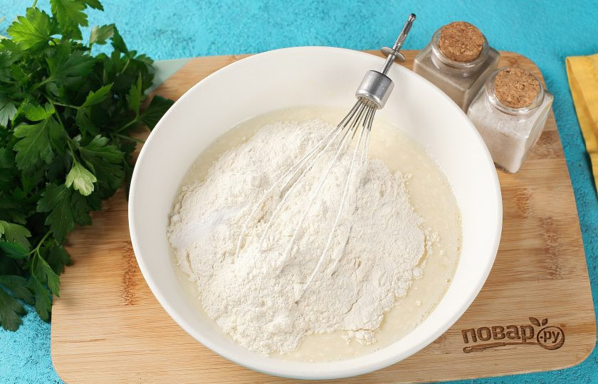 1. Этап. Заливной пирог на кефире и майонезе: Добавьте муку и соду.
