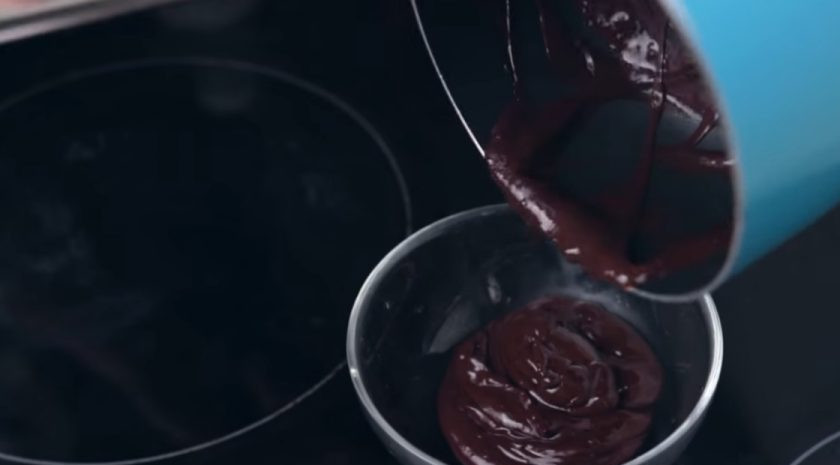 1. Этап. Шоколадные тосты: 1. Приготовьте шоколадный ганаш: шоколад растопите со сливками и сливочным маслом на небольшом огне, постоянно помешивая. Не перегрейте смесь. Немного остудите и отправьте в холодильник.