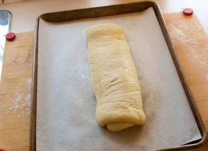 1. Этап. Рулет с начинкой из мака: 11. Готовый рулет выложите на противень с пергаментной бумагой. Оставьте его подниматься на 1 час при комнатной температуре. А потом отправьте его в духовку на 30 минут при 180 градусах.