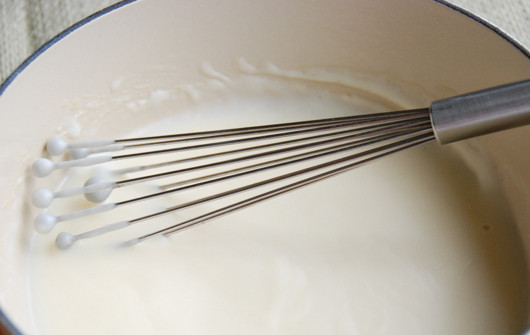 1. Этап. Курица в сырном соусе: 5. Молоко нагреть и маленькой струйкой влить на сковороду. Рецепт приготовления курицы в сырном соусе можно трансформировать по вкусу на любом этапе, заменив молоко сливками, например. Довести до кипения соус и варить около 7-10 минут, пока он не загустеет.