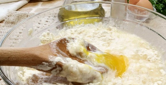 1. Этап. Хачапури быстрый: Муку смешайте с кефиром, маслом, яйцом, разрыхлителем, солью и сахаром.