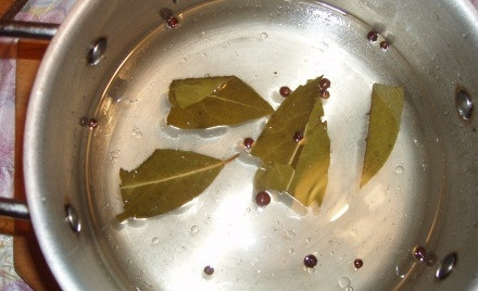 1. Этап. Маринованная капуста на скорую руку: 1. Ставим на огонь воду с перцем, солью и лавровым листом. Когда закипит - добавим сахар и уксус, доводим до кипения и снимаем.