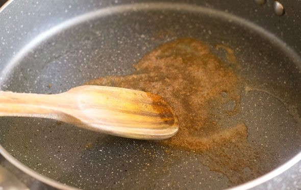 1. Этап. Томатно-морковный суп: 5. На сковороде тем временем разогрейте растительное масло. Выложите соль и специи. Обжарьте буквально минутку.