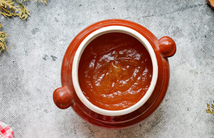 1. Этап. Яблочное повидло в духовке на зиму: Горячее яблочное повидло разложите по сухим, стерилизованным банкам, плотно закройте прокипяченными, сухими крышками, остудите и уберите на хранение.