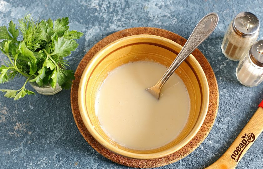 1. Этап. Куриный суп по-болгарски: Затем добавьте 2-3 половника бульона и перемешайте.