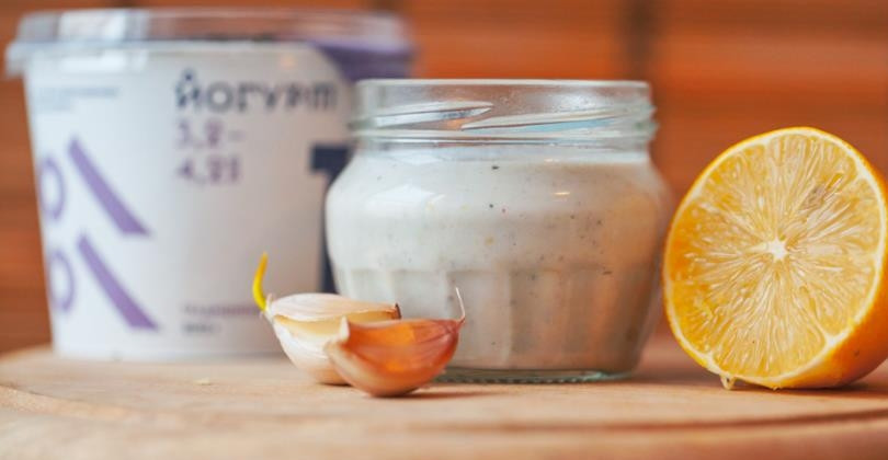 1. Этап. Соус к салату Цезарь: Посолите и поперчите по вкусу, добавьте тертый сыр, еще раз взбейте. Готовый соус к салату 