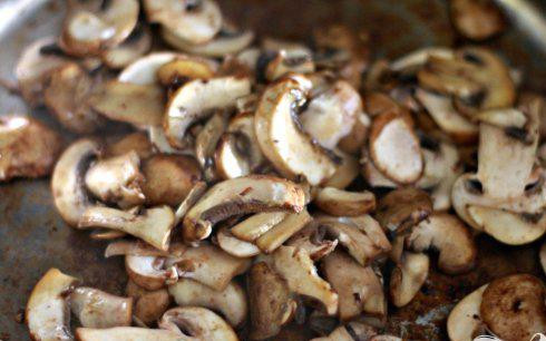 1. Этап. Стейк с грибным соусом и сливочным шпинатом: 9. Добавить грибы в ту же сковороду и немного оливкового масла, если необходимо. Жарить грибы 5 минут до мягкости и начала коричневого цвета, помешивая.