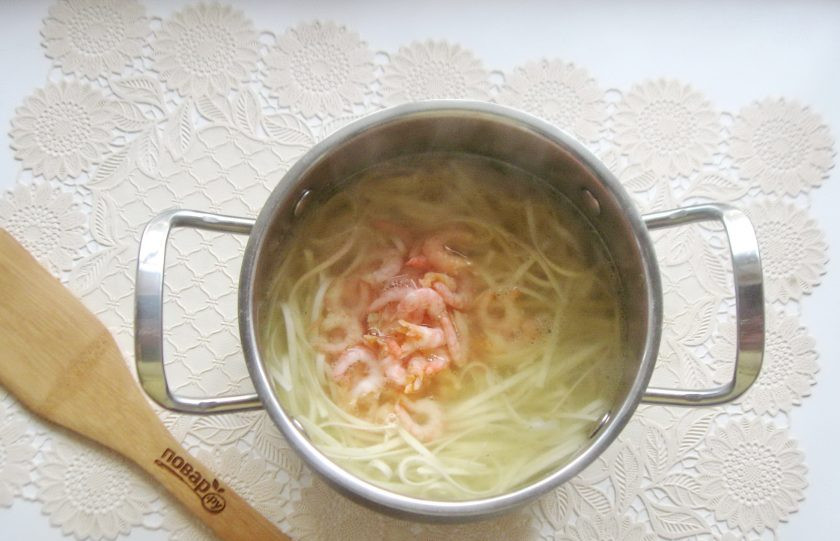 1. Этап. Суп с креветками и лапшой: После добавьте креветки в суп.