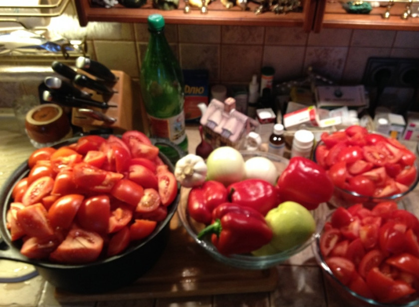 1. Этап. Маринованные грузди в томате: 1. Подготовим ингредиенты. Все овощи моем и очищаем от листиков-веточек-косточек. Параллельно грибы размораживаем, а если свежие - чистим.