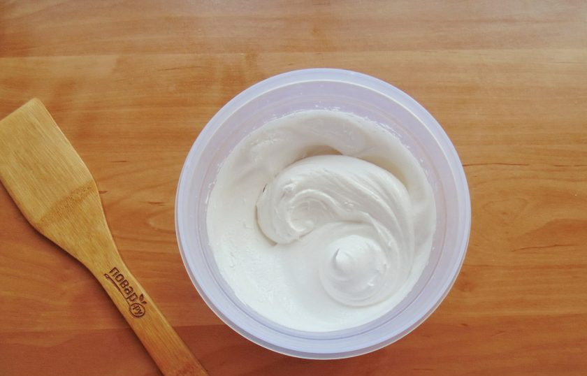 1. Этап. Краковское печенье: Оставьте корж остывать. В это время приготовьте верхний слой печенья. Взбейте белки с сахаром.