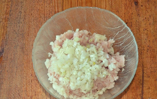 1. Этап. Люля-кебаб из курицы на мангале: Лук очистите и мелко нарежьте.