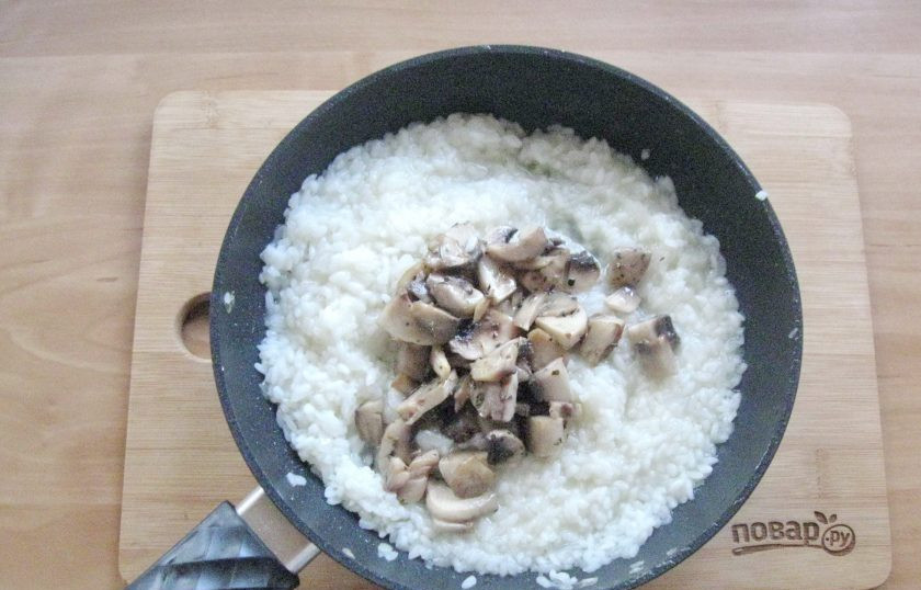 1. Этап. Ризотто по-итальянски: В готовый рис добавьте жареные грибы.