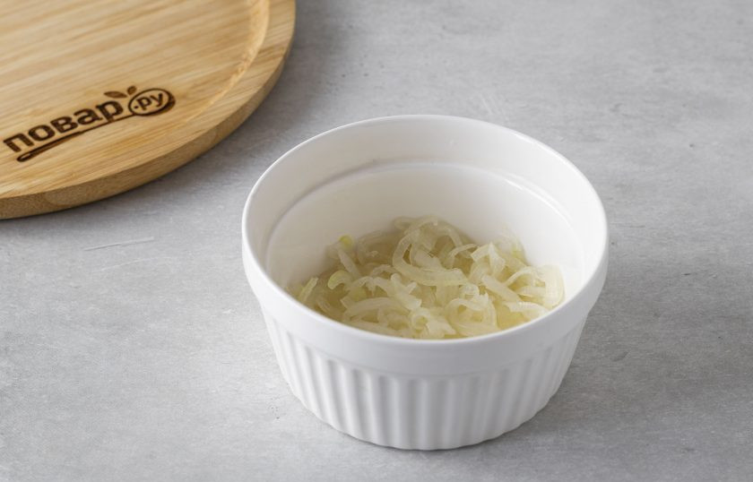 1. Этап. Постный салат с капустой: Слейте воду, лук откиньте на сито. Добавьте в лук сахар, яблочный уксус и немного соли по вкусу. Перемешайте и уберите лук мариноваться в холодильник на полчаса.