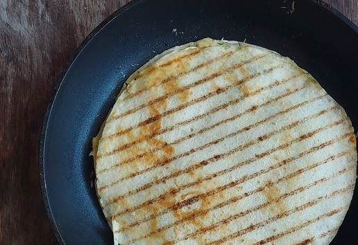 1. Этап. Тортилья с яйцами, сыром и помидорами: Посыпать сыром, натертым на мелкой терке. Накрыть второй тортильей и снова перевернуть, обжаривать также 1-2 минуты.