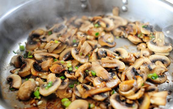 1. Этап. Бифштекс в грибном соусе: Грибы должны получиться золотисто-коричневого цвета.