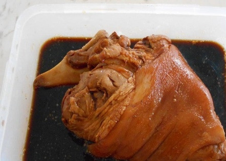 1. Этап. Cвиная рулька по-немецки: Замаринованная рулька выглядит очень аппетитно, но это еще не все. Включаем духовку на 180 градусов.