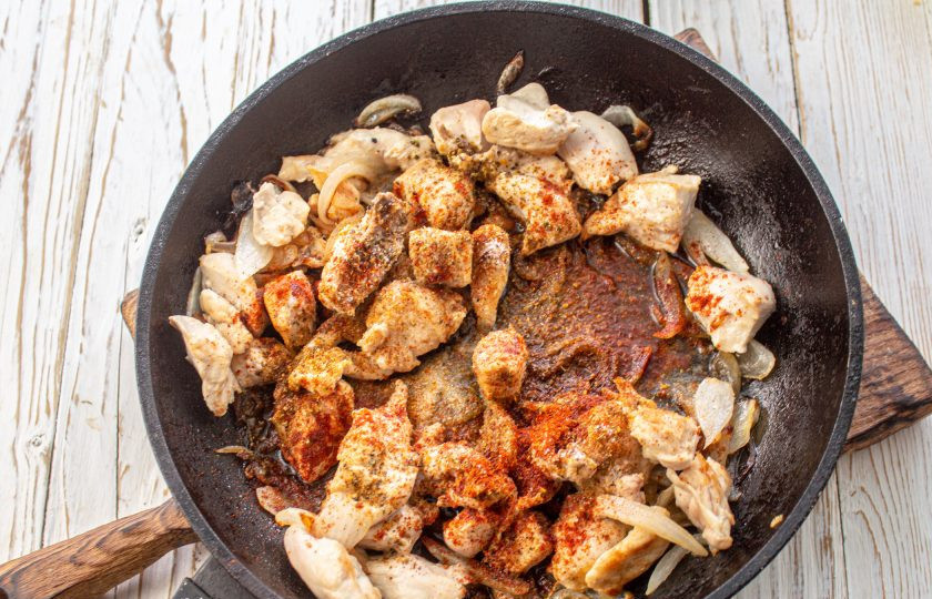 1. Этап. Лобио с курицей и красной фасолью: К моменту как курица слегка побелеет добавьте специи: хмели-сунели, сладкую паприку, черный молотый перец. Готовьте 1 минуту.