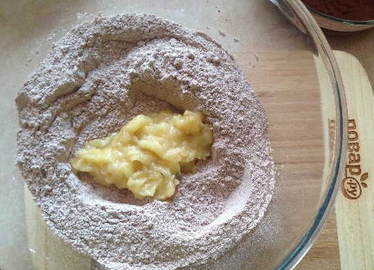 1. Этап. Очень шоколадные маффины с клюквой: 6. Добавляем банановое или яблочное пюре.