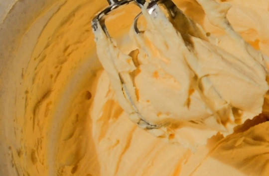 1. Этап. Фруктовый торт с масляно-заварным кремом: 6. Вот такой ароматный и воздушный крем получился в результате. Теперь можно собирать тортик. Разрежьте бисквит на два коржа. Перемажьте кремом.