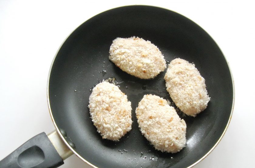 1. Этап. Куриные котлеты с горчицей: Налейте в сковороду подсолнечное масло, разогрейте и выложите котлеты.