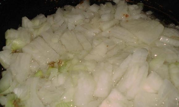 1. Этап. Фарш с морковью: Лук нарезаем на мелкие кубики. В сковороде разогреваем растительное масло и обжариваем на нем лук до золотистого цвета.