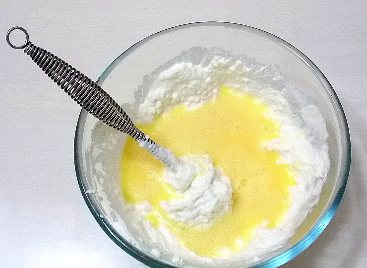 1. Этап. Гибаница: Добавьте яйца и перемешайте до однородности.